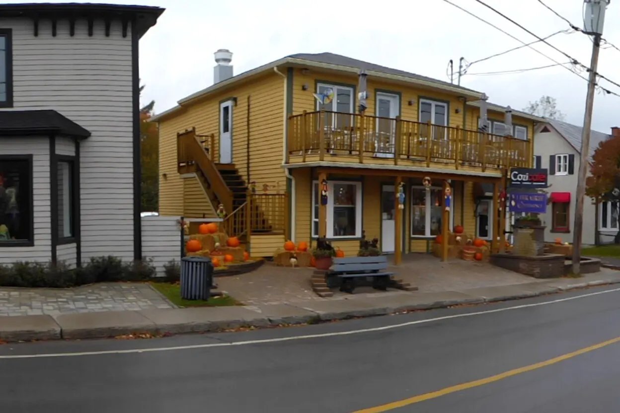 Des commerces installés dans des maisons de bois, sur la rue Principale de Saint-Sauveur.