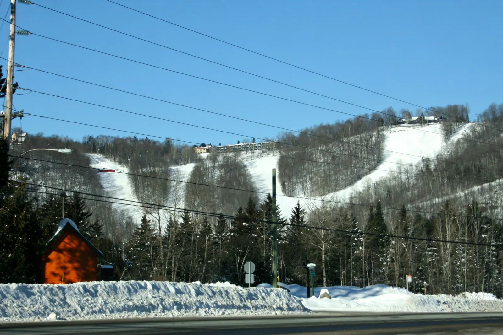 Les pistes enneigées du mont Gabriel, vues du pied de la montagne.