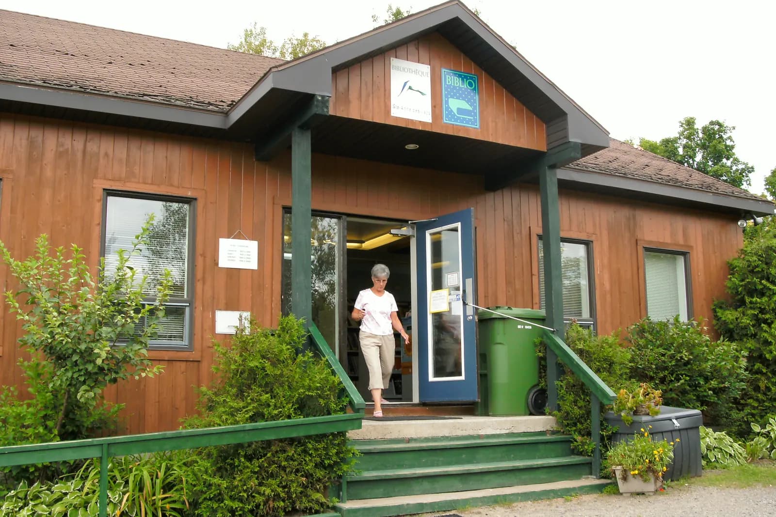 L’entrée de bois de la bibliothèque de Sainte-Anne-des-Lacs, son porche et sa rampe.