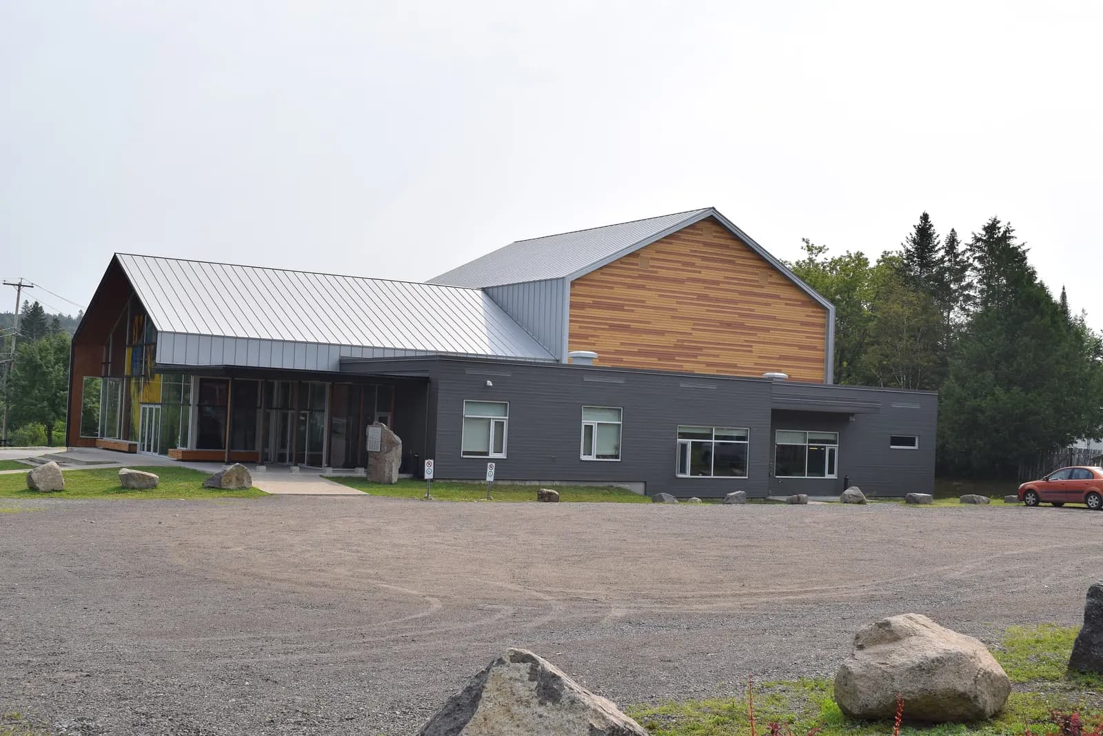 Le bâtiment contemporain du Théâtre du Marais, en bois et en métal gris.