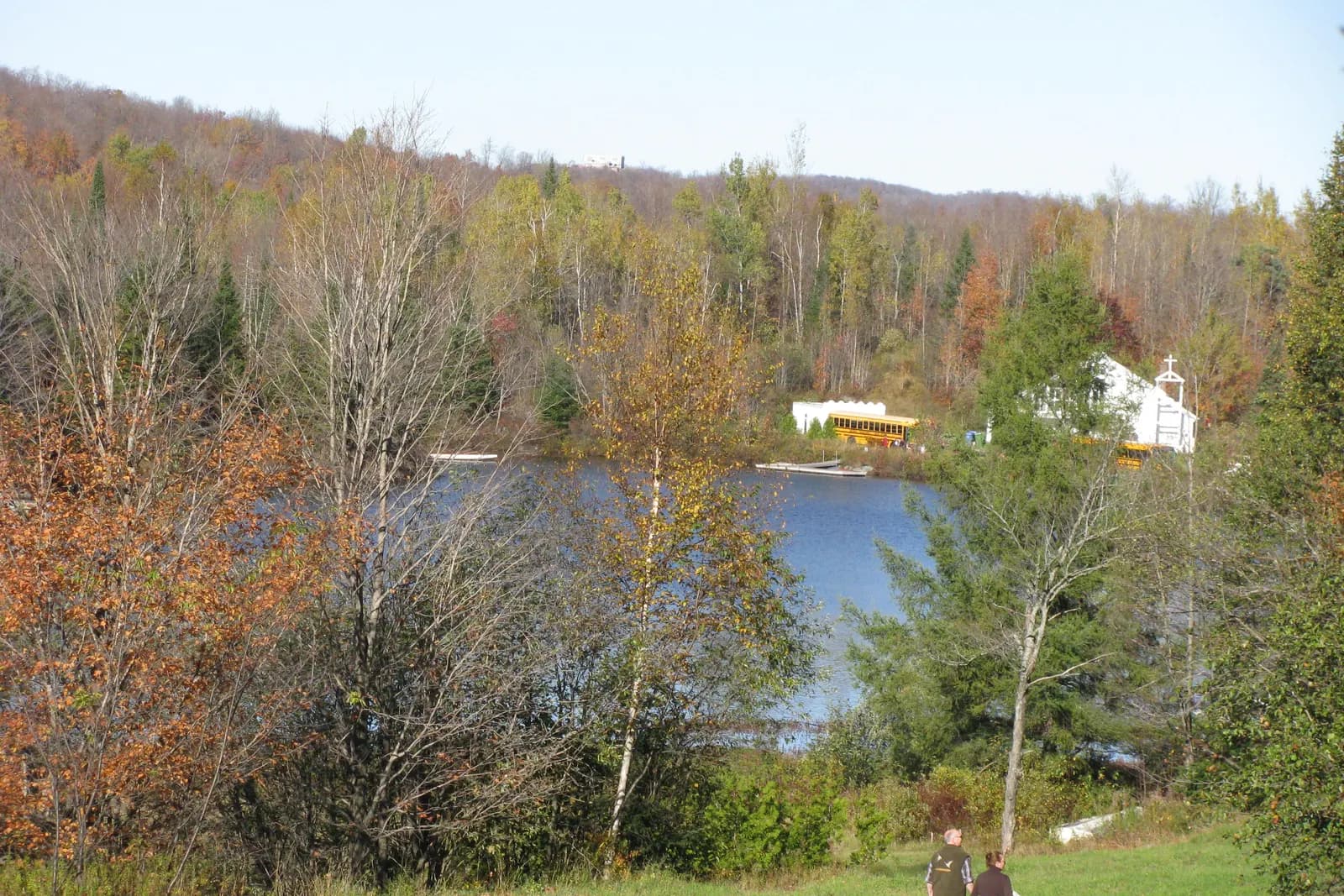 Le lac Saint-François-Xavier entre des arbres d’automne, à Montfort.