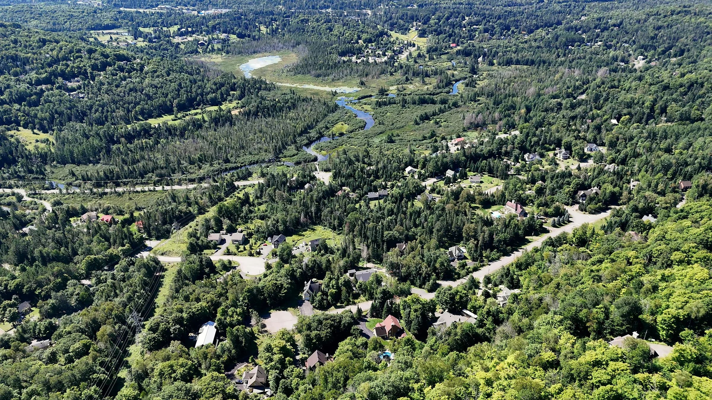 La vallée et sa rivière vues en altitude